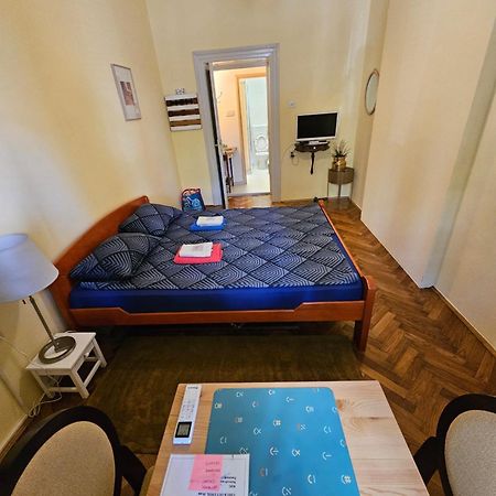 Cricket Park Hostel Belgrado Exterior foto